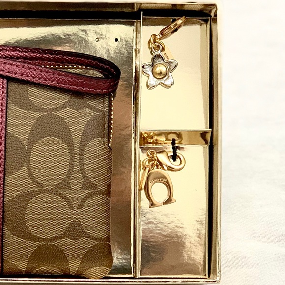 NWT🎁 Coach Boxed Corner Zip Wristlet w/ Charms - Picture 4 of 4